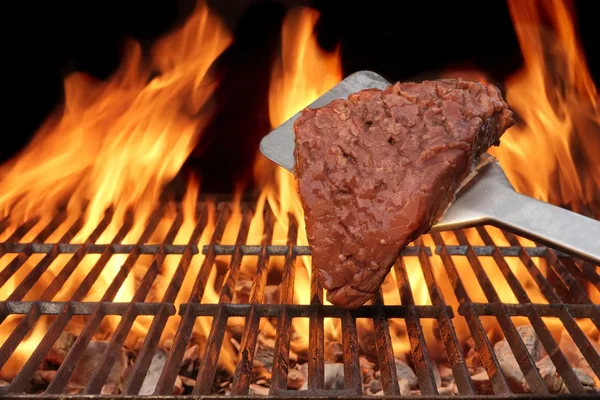 Bife grelhado de chama na churrasqueira — Fotografia de Stock