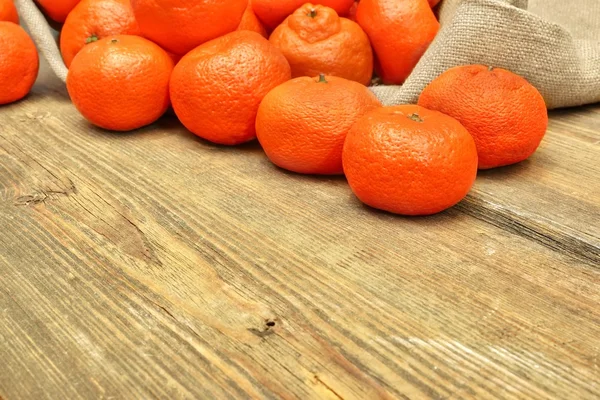 Mandarinas marroquíes maduras en bolsa de arpillera — Foto de Stock