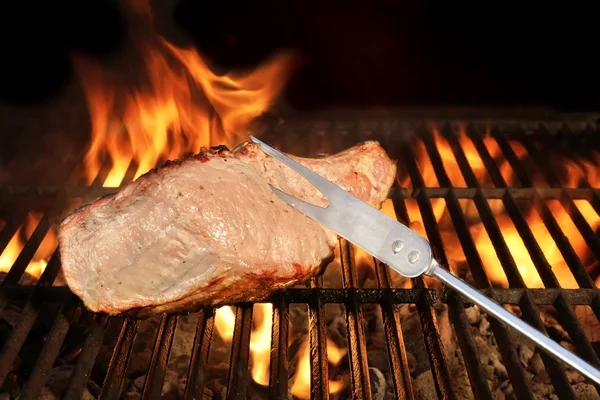 Tenedor y carne a la parrilla en la parrilla de barbacoa — Foto de Stock