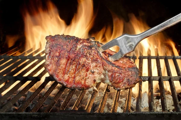 Geroosterde varkensribbetjes op de vlammende Grill — Stockfoto