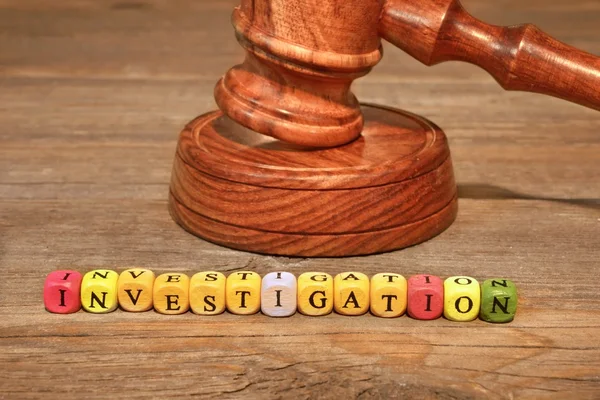 Sign INVESTIGATION and Wooden Gavel — Stock Photo, Image