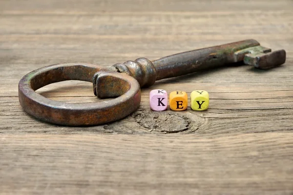 Vecchia chiave di ferro arrugginito e segno chiave — Foto Stock