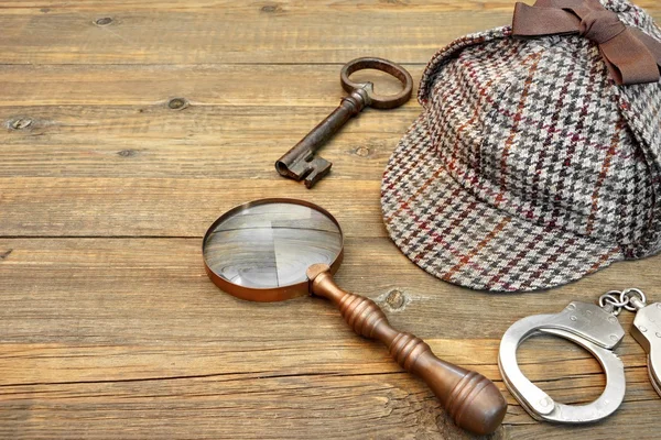 Sherlock Holmes Cap famous as Deerstalker, Key, Handcuffs and Ma — Stock Photo, Image