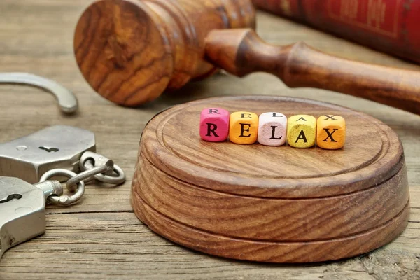 Sign Relax on the Soundboard, Judges Gavel, handcuffs and book i — Stock Photo, Image