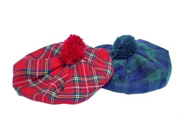 Bonnets écossais traditionnels en tartan rouge et vert . — Photo