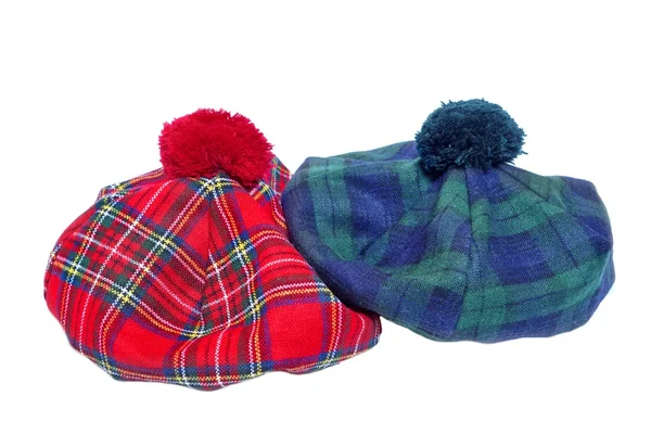 Bonnets écossais traditionnels en tartan rouge et vert . — Photo