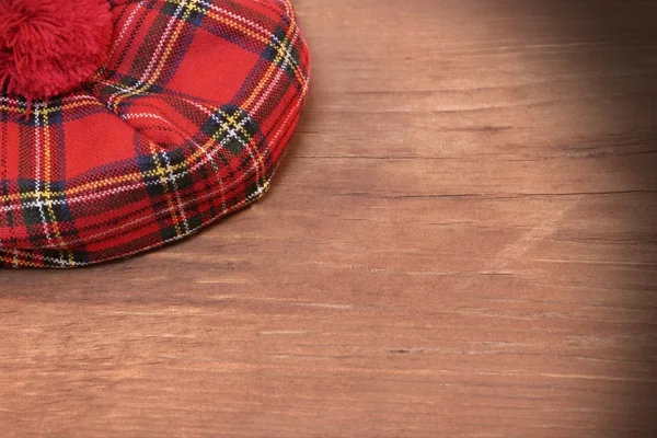 Geleneksel İskoç kırmızı Tartan kaporta ahşap tahta üzerinde — Stok fotoğraf