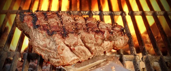 Roasted Beefsteak on the Spatula Over a Hot BBQ Grill — Stock Photo, Image