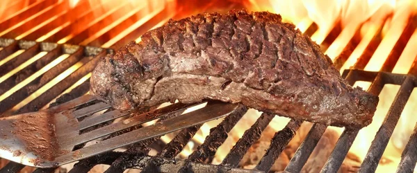 Oksekød bøf på grill - Stock-foto