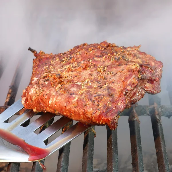 구운된 쇠고기 스테이크와 주걱 — 스톡 사진