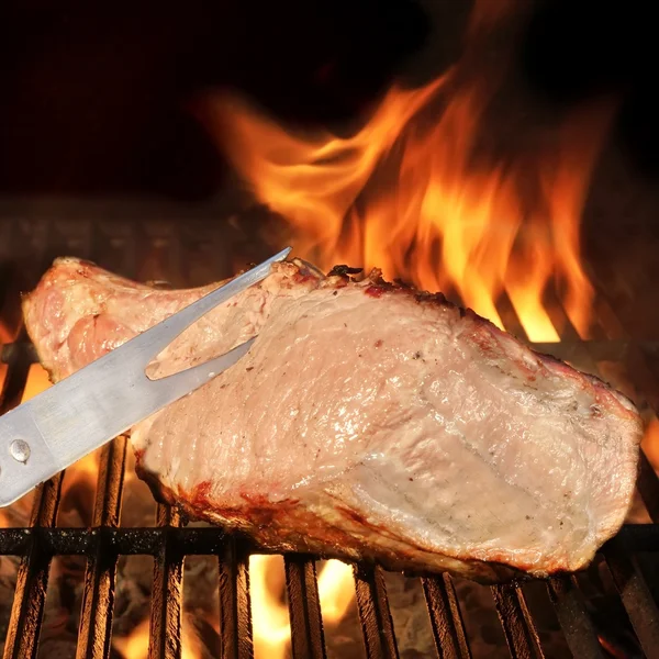 Tenedor y carne a la parrilla en la parrilla de barbacoa — Foto de Stock