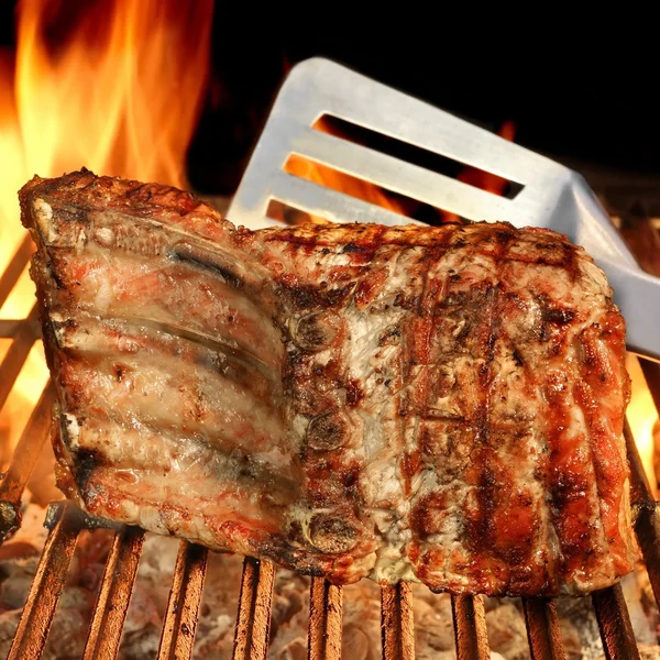 Costoletta di maiale alla griglia sul barbecue fiammeggiante . — Foto Stock