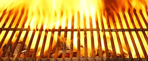 Griglia barbecue vuota fiammeggiante — Foto Stock