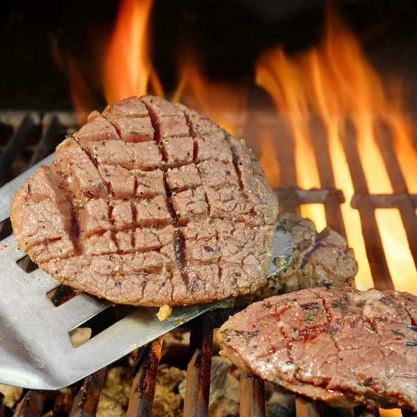 Beefsteak auf flammendem Grill — Stockfoto