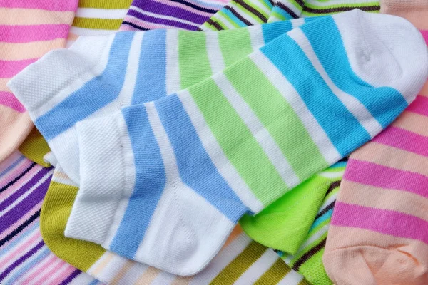 Stapel von vielen Paaren bunt gestreifte Socken isoliert auf weiß — Stockfoto