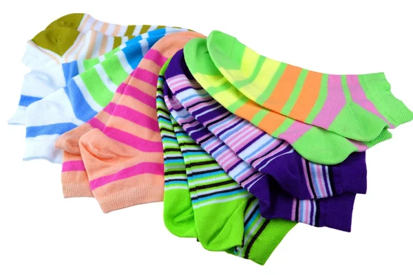 Stapel van vele paren kleurrijke gestreepte sokken geïsoleerd op wit — Stockfoto
