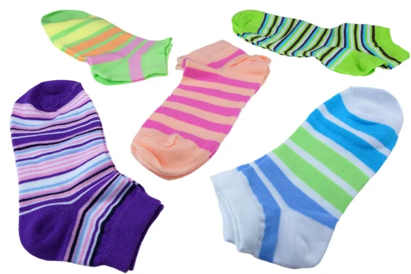 Muitos pares de meias listradas coloridas isoladas em branco — Fotografia de Stock