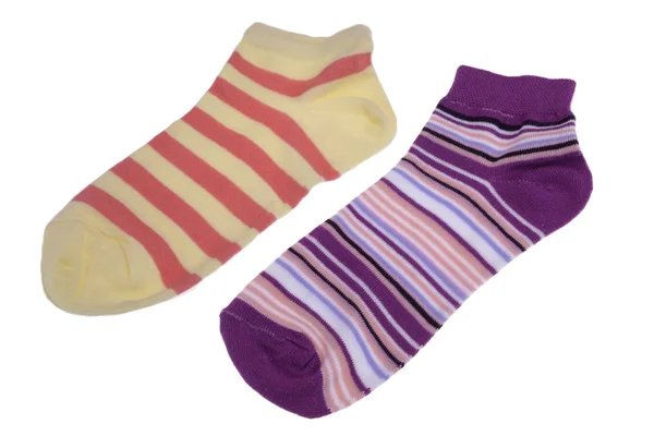 Par de diferentes calcetines deportivos a rayas para mujer —  Fotos de Stock
