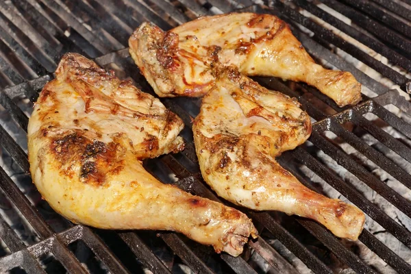 Cuisse de poulet grillée sur le gril enflammé — Photo