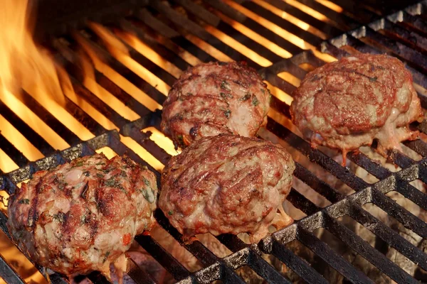 Burgers savoureux sur le barbecue. Image de fête d'été . — Photo