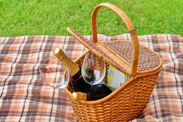 Picnic Basket On The Blanket Close-up. Lawn On The Background — Stock Photo, Image