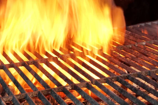 Grill vazio de carvão com chamas de fogo — Fotografia de Stock