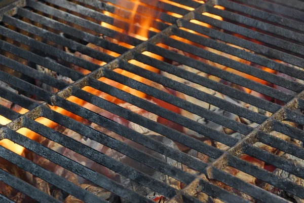 Leerer Holzkohlegrill mit Flammen — Stockfoto