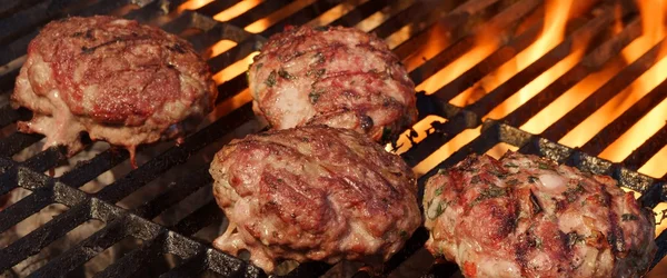 Burgers de boeuf BBQ sur barbecue chaud — Photo