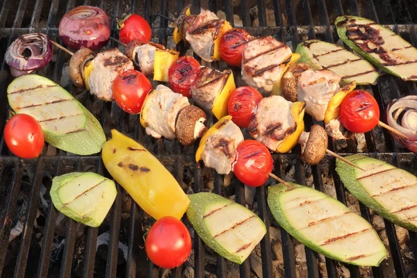 Caballos de Shish caseros con carne, pimientos, tomates, setas y — Foto de Stock