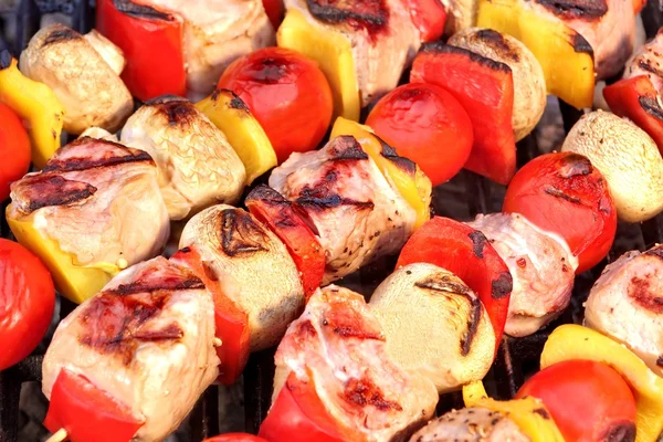 Kebab di carne e verdura sul barbecue caldo — Foto Stock