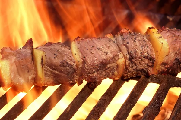 Carne marinada barbacoa o carne de res Kebab Kabob en la parrilla caliente — Foto de Stock