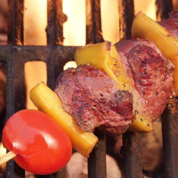 Fine settimana barbecue carne di manzo Kebab o Kabob sulla griglia fiammeggiante — Foto Stock