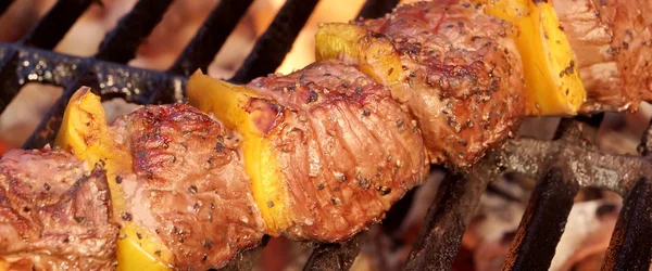 Kebab di manzo o Shashlik sulla griglia fiammeggiante calda — Foto Stock