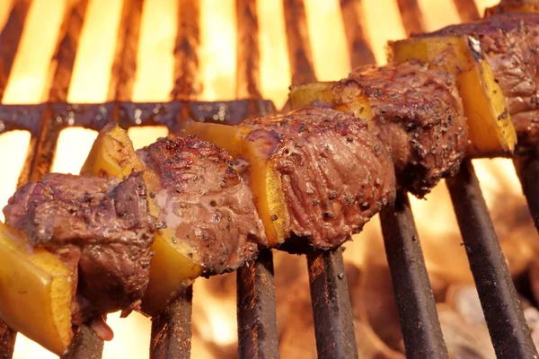 BBQ carne di manzo Kebab sulla griglia fiammeggiante calda — Foto Stock