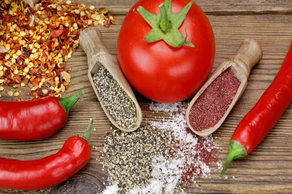 Tomate, pimienta, sal y pimienta en mesa de madera rústica — Foto de Stock