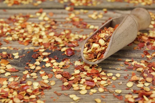 粉砕した唐辛子フレークと木の板にトウモロコシ — ストック写真
