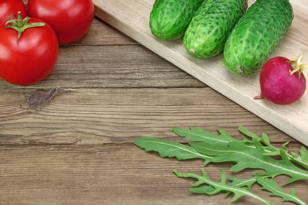 Ingrédients de légumes de salade sur la planche à découper en bois — Photo