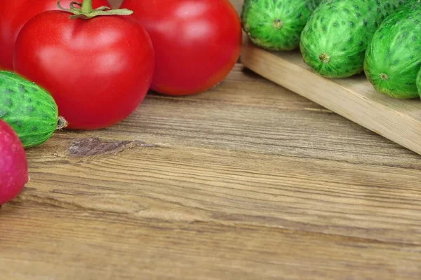 Ingredientes de salada vegetal na placa de corte de madeira — Fotografia de Stock