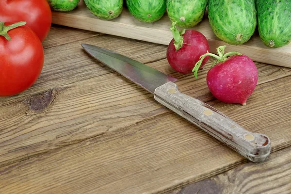 Ingredientes de ensalada de verduras frescas, cuchillo de cocina y corte — Foto de Stock