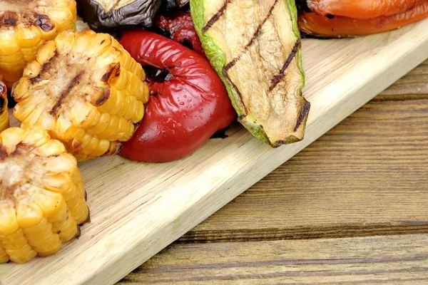 Assortiment de légumes grillés sur le fond de la table en bois — Photo