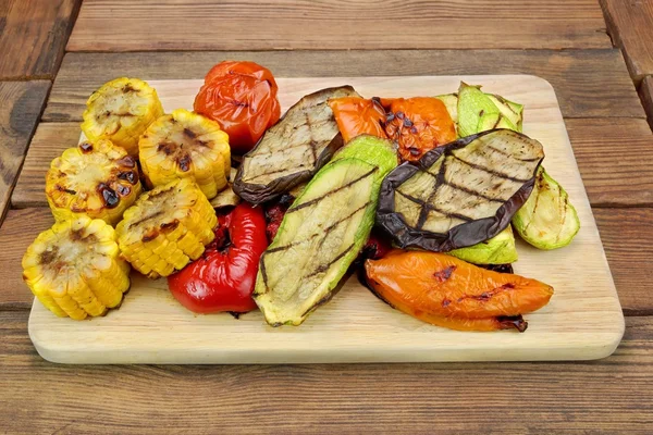 Grillade grönsaker på bord av trä bakgrund — Stockfoto
