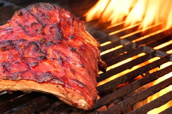 Asado barbacoa sabroso ahumado marinado costillas de cerdo en la fiesta de verano — Foto de Stock