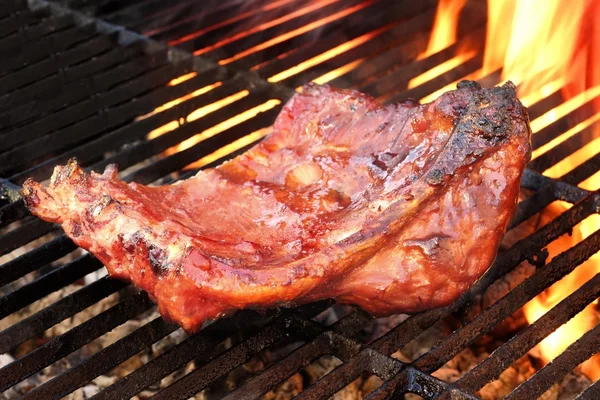 Asado barbacoa sabroso ahumado marinado costillas de cerdo en la fiesta de verano —  Fotos de Stock