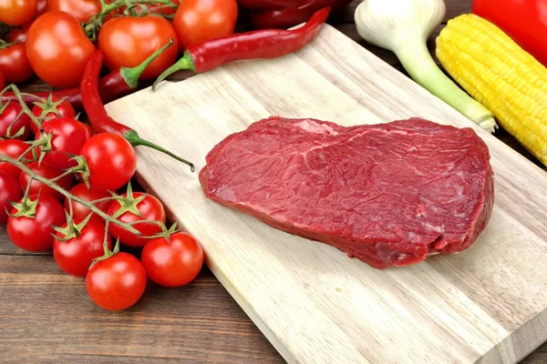 Bife cru fresco do lombo do filé da carne e legumes — Fotografia de Stock