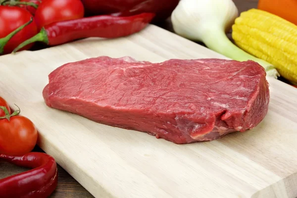 Frisches rohes Rinderfilet Lende Steak und Gemüse — Stockfoto