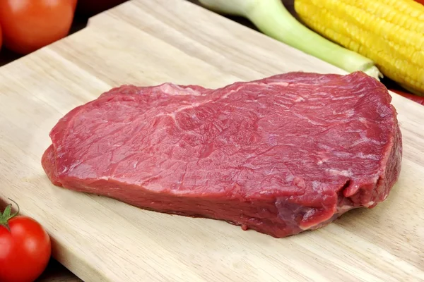 Čerstvé syrové hovězí filé Loin Steak a zelenina — Stock fotografie