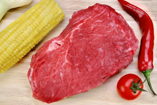 Bife de carne crua e legumes Close-up — Fotografia de Stock