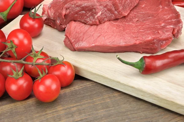 Filete de carne cruda y verduras Close-Up —  Fotos de Stock