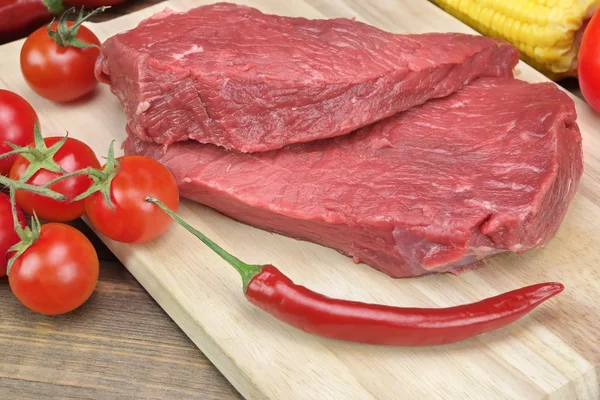 Stek surowej wołowiny i warzyw z bliska — Zdjęcie stockowe