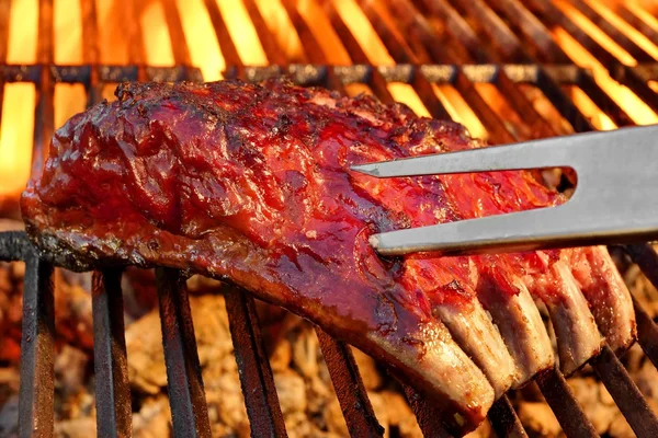 Grillet BBQ smakfull røykt marinert svineribbe på sommerfest – stockfoto